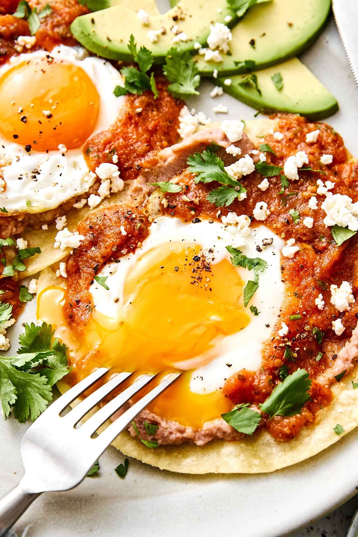 Huevos rancheros avec des œufs au plat.