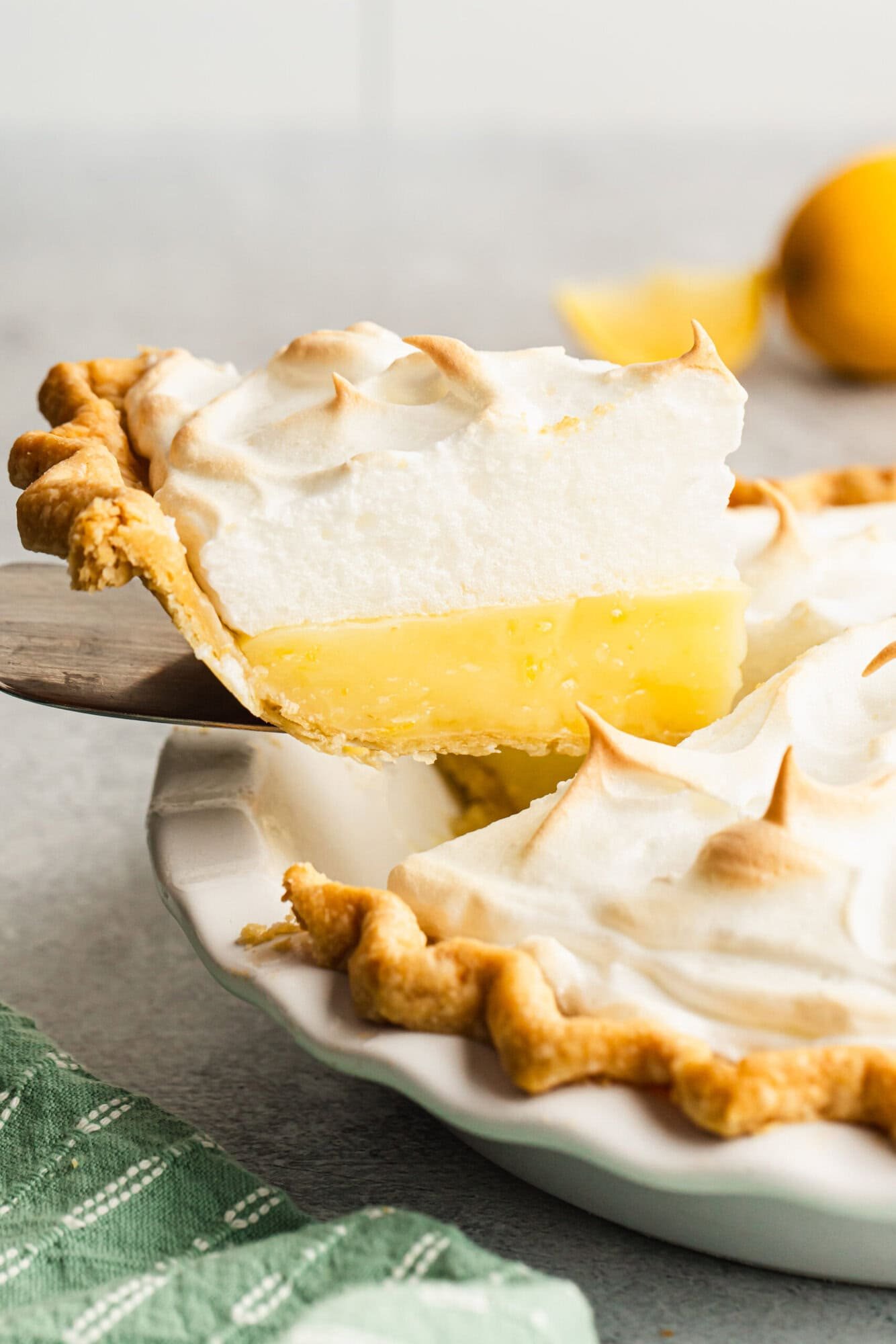 Cette Tarte au Citron Meringuée est un dessert lumineux qui ravit les foules et apporte une ambiance d'occasion spéciale à tout dîner.