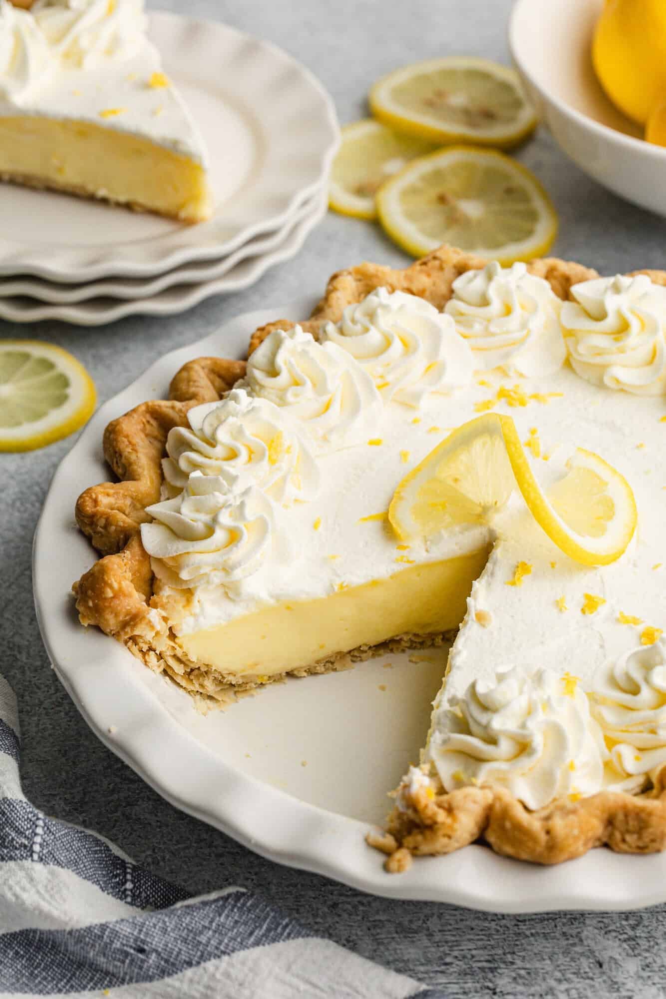 Cette Tarte au Citron et Crème Aigre est un dessert frais et acidulé, parfait après un repas copieux ou pour des rassemblements en temps chaud.
