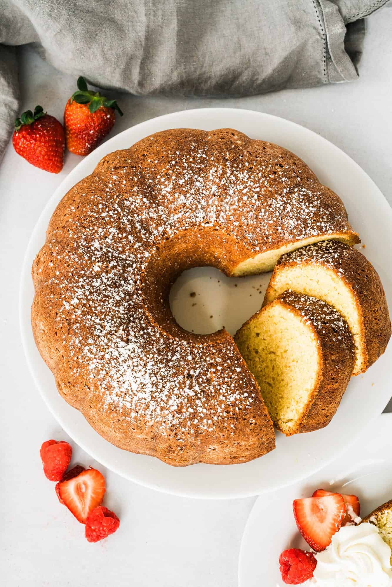 Le gâteau au yaourt nature est un gâteau simple et fiable qui s'associe parfaitement aux fruits frais et au café, ce qui le rend idéal pour un brunch printanier ou un dessert facile à tout moment.