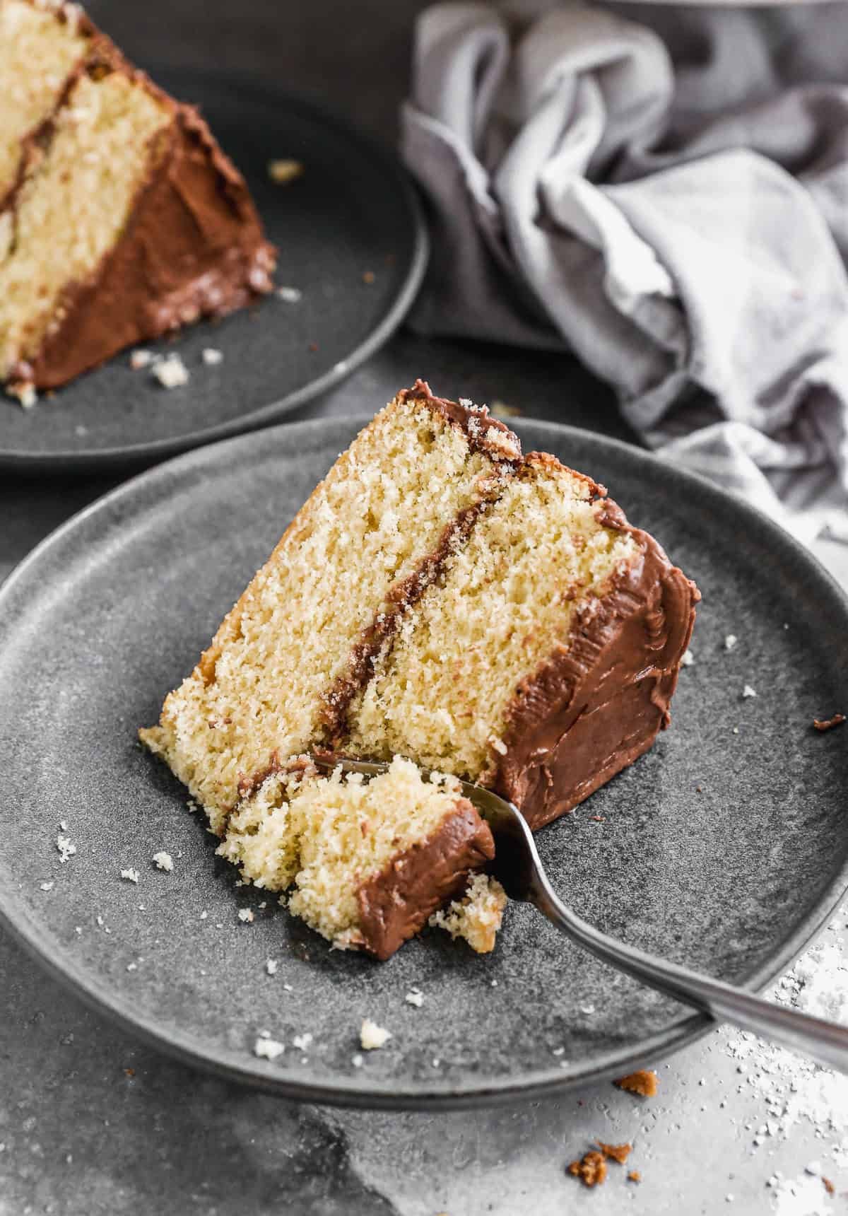 Le gâteau jaune est un classique, facile à réaliser, qui convient à n'importe quelle célébration printanière et se pare facilement de crème, de baies ou d'un simple nappage.