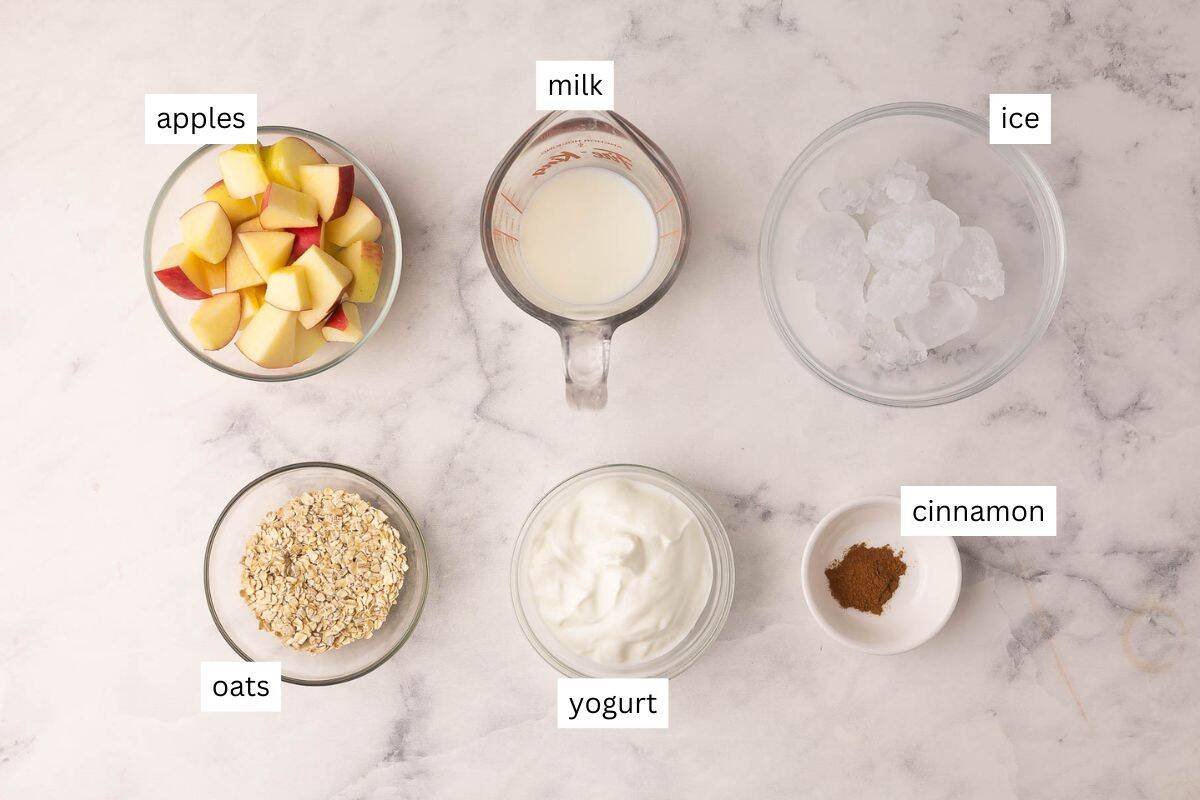 ingrédients nécessaires pour le milkshake aux pommes croustillantes dans des bols.