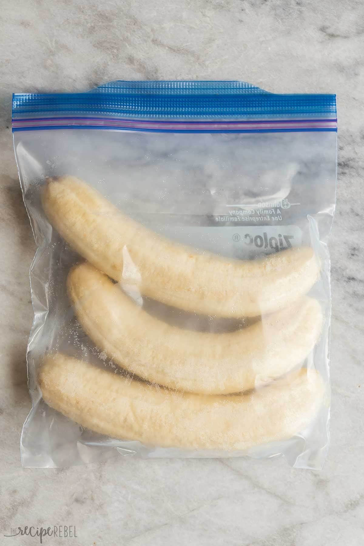 bananes entières pelées congelées dans un sachet de congélation.