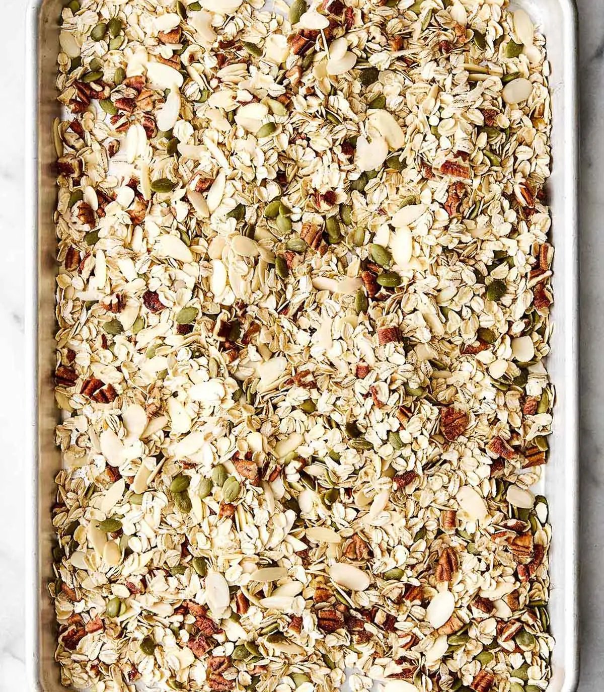 Torréfaction des ingrédients du muesli sur une plaque.