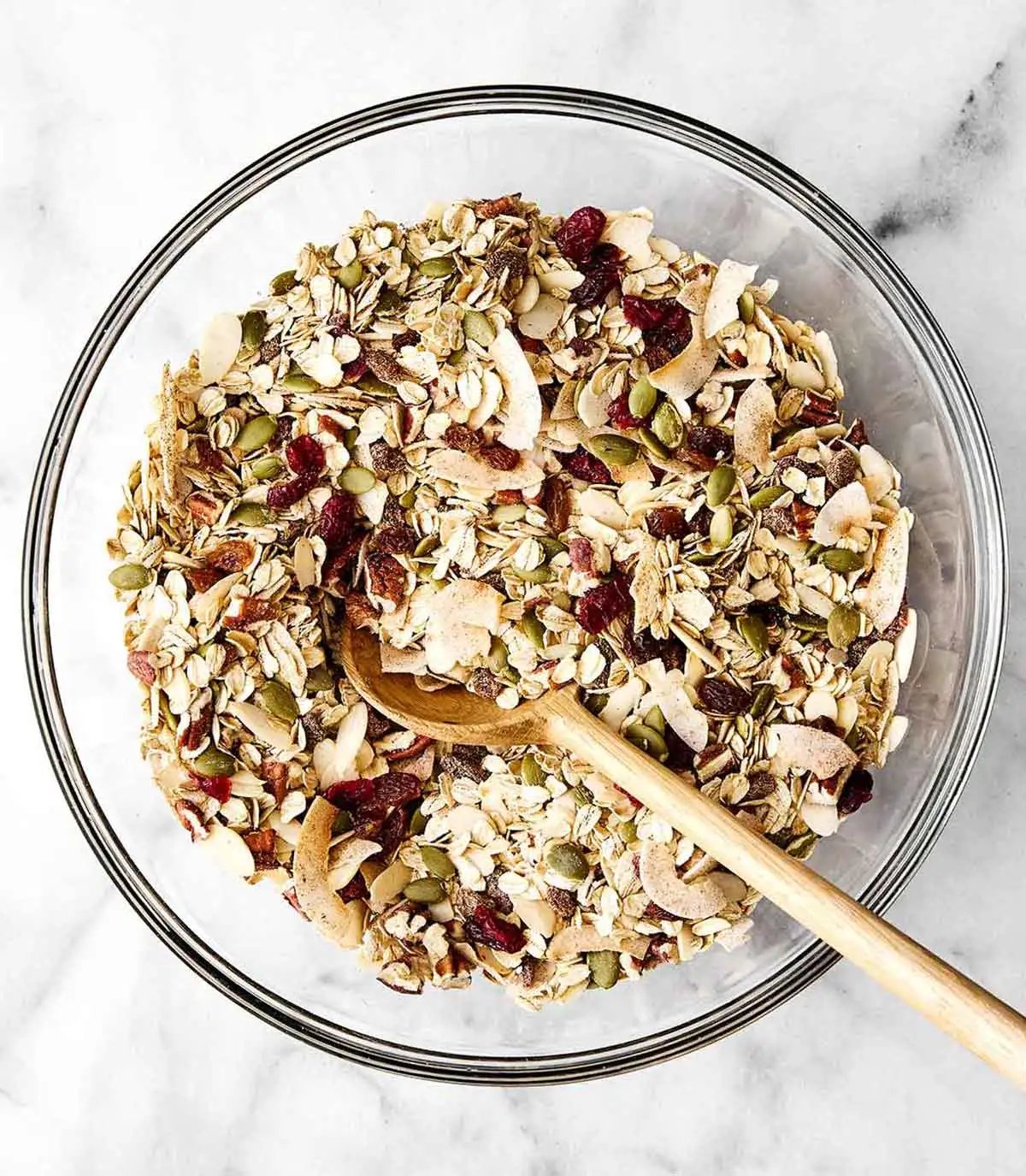Mélange de muesli dans un bol.