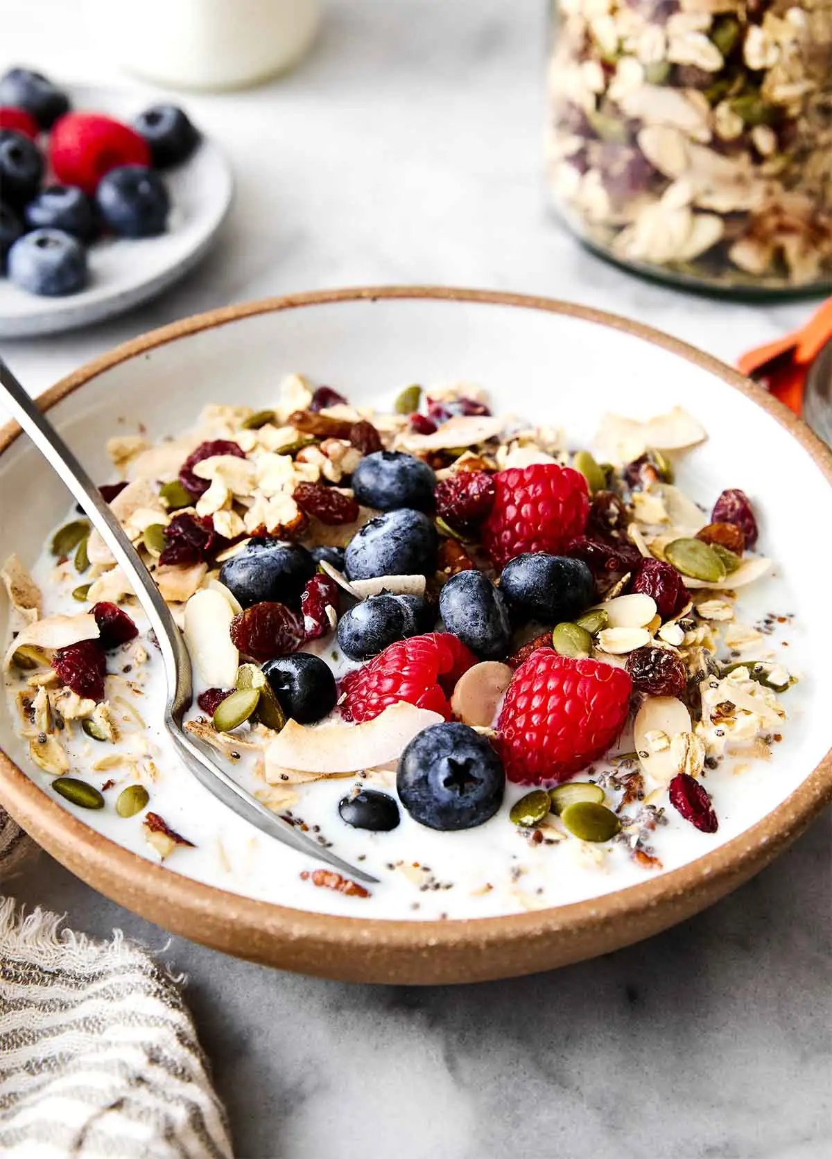Un bol de muesli avec du lait et des fruits.