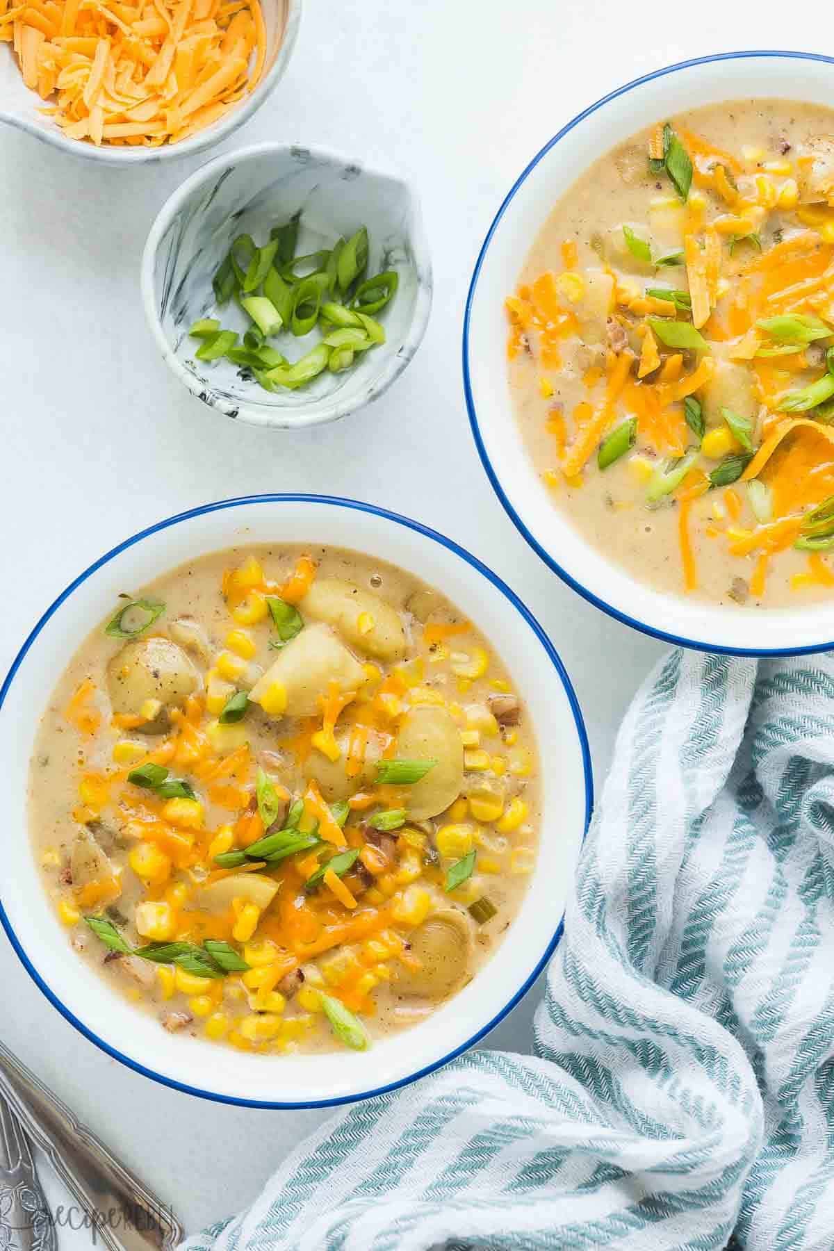 Deux bols de chowder de pommes de terre et maïs