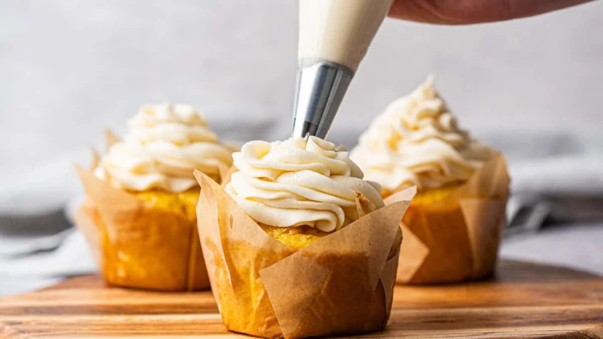 Cette recette de glaçage au beurre de vanille est légère, crémeuse et si délicieuse ! Elle est parfaite pour couronner des cupcakes, des gâteaux ou des biscuits !