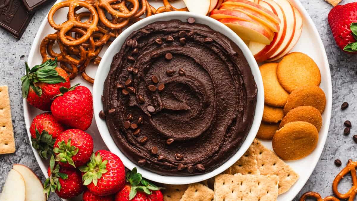 Cet hummus au chocolat crémeux est fait avec des pois chiches, de la poudre de cacao et une touche de douceur - et il a goût de pâte à brownie !