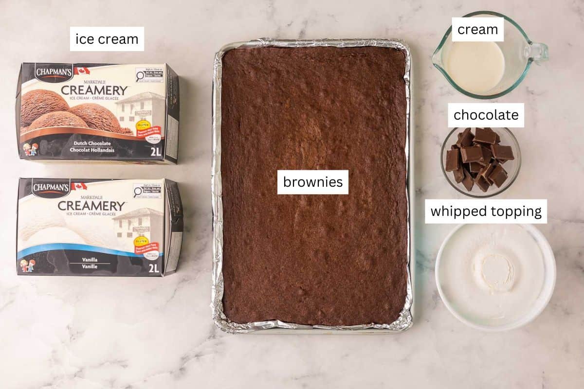 Ingrédients nécessaires pour le gâteau de glace au brownie.
