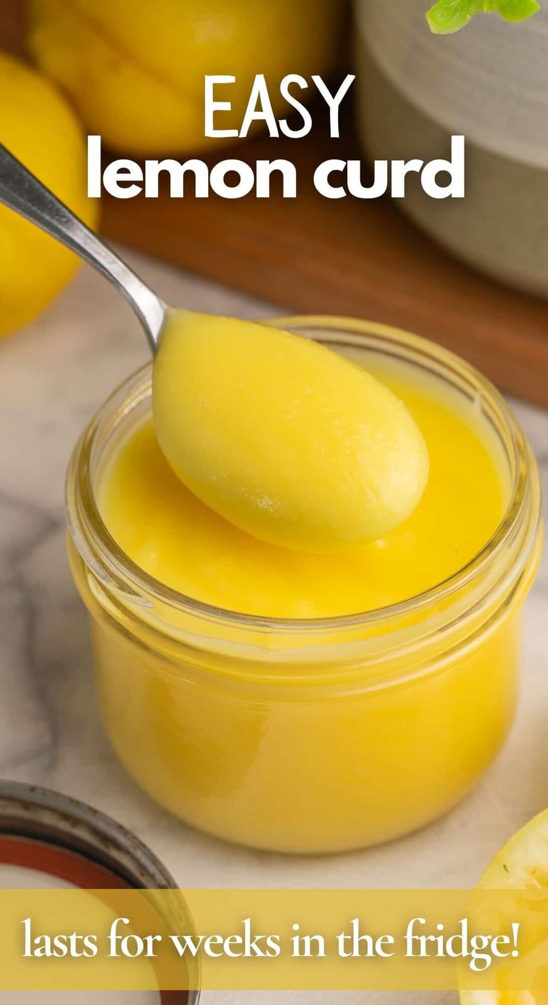 Un pot en verre rempli de crème de citron facile avec une cuillère à l'intérieur.