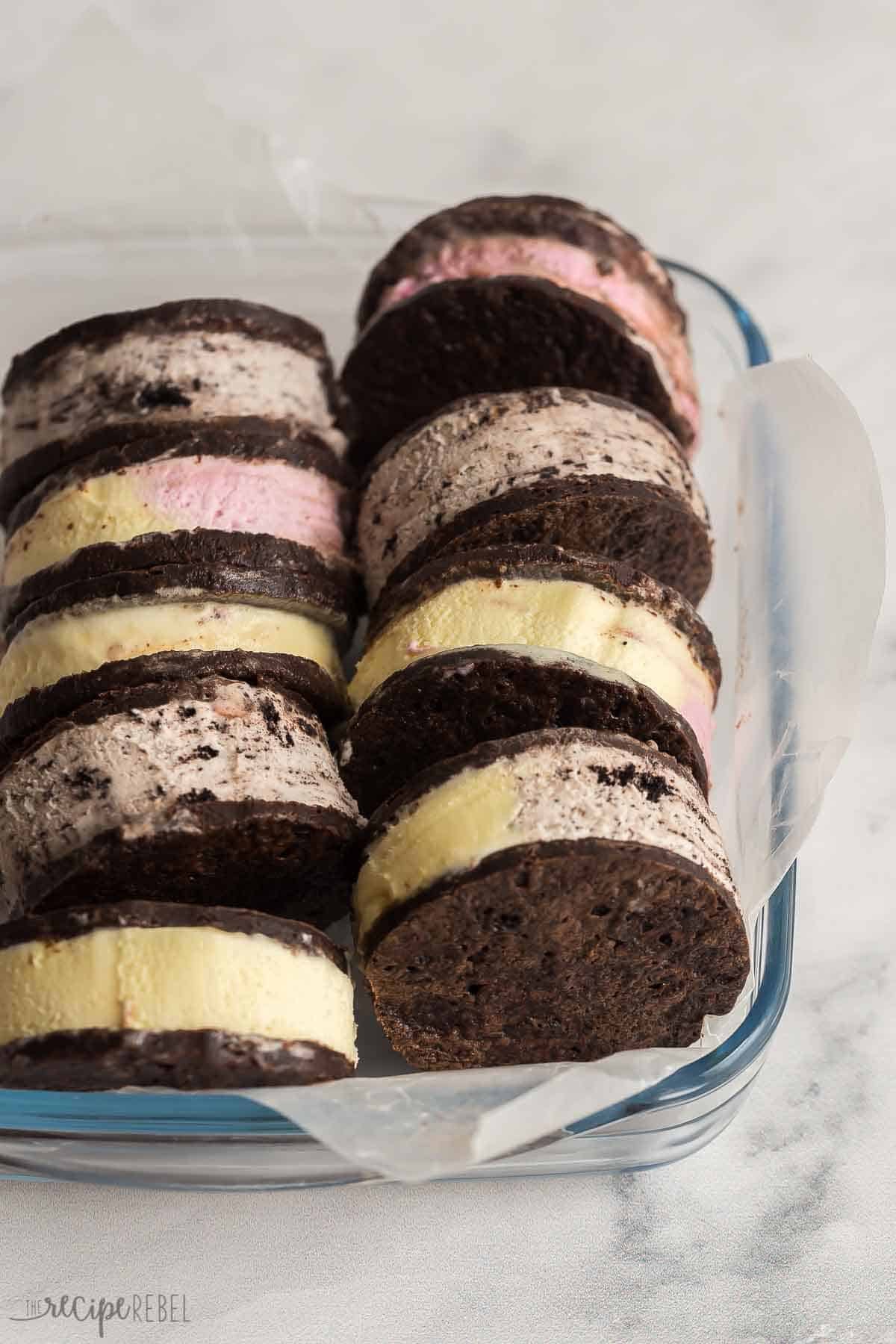 lots de sandwichs glacés faits maison dans un plat en verre.