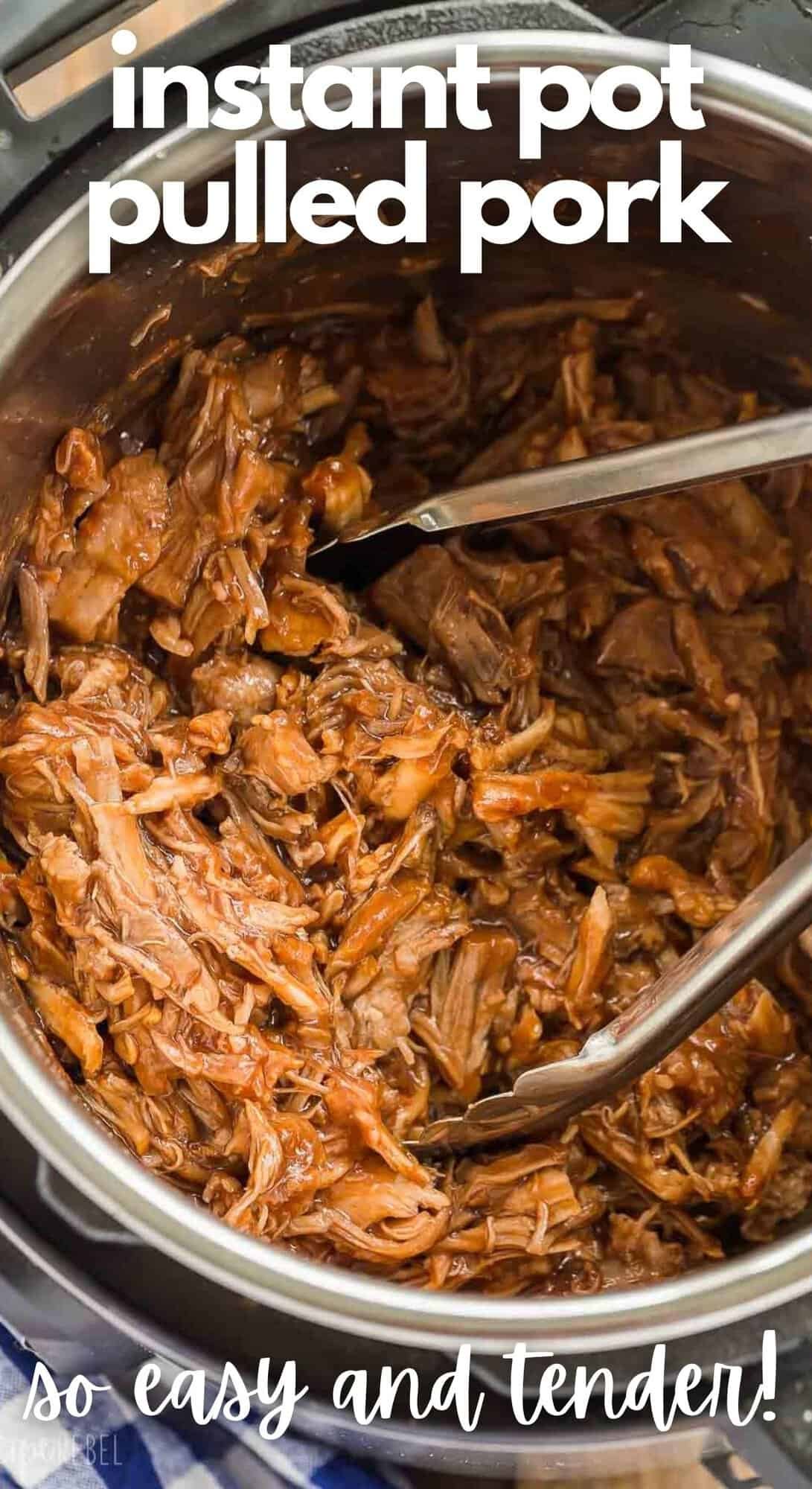 Ce Pulled Pork à la Mijoteuse Instantanée est fait avec seulement quelques ingrédients et regorge de saveurs ! Avec de l'ail, du sucre brun, du jus de pomme et beaucoup d'assaisonnements, c'est le mélange parfait de sucré et salé, et surtout, il se défait facilement. Sandwich de pulled pork à la mijoteuse sur une assiette blanche avec un cornichon.