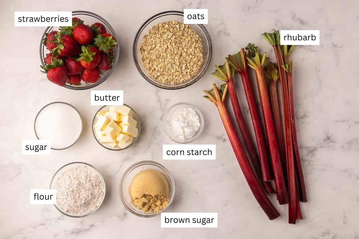 Ingrédients nécessaires pour les barres aux fraises et rhubarbe sur fond blanc.