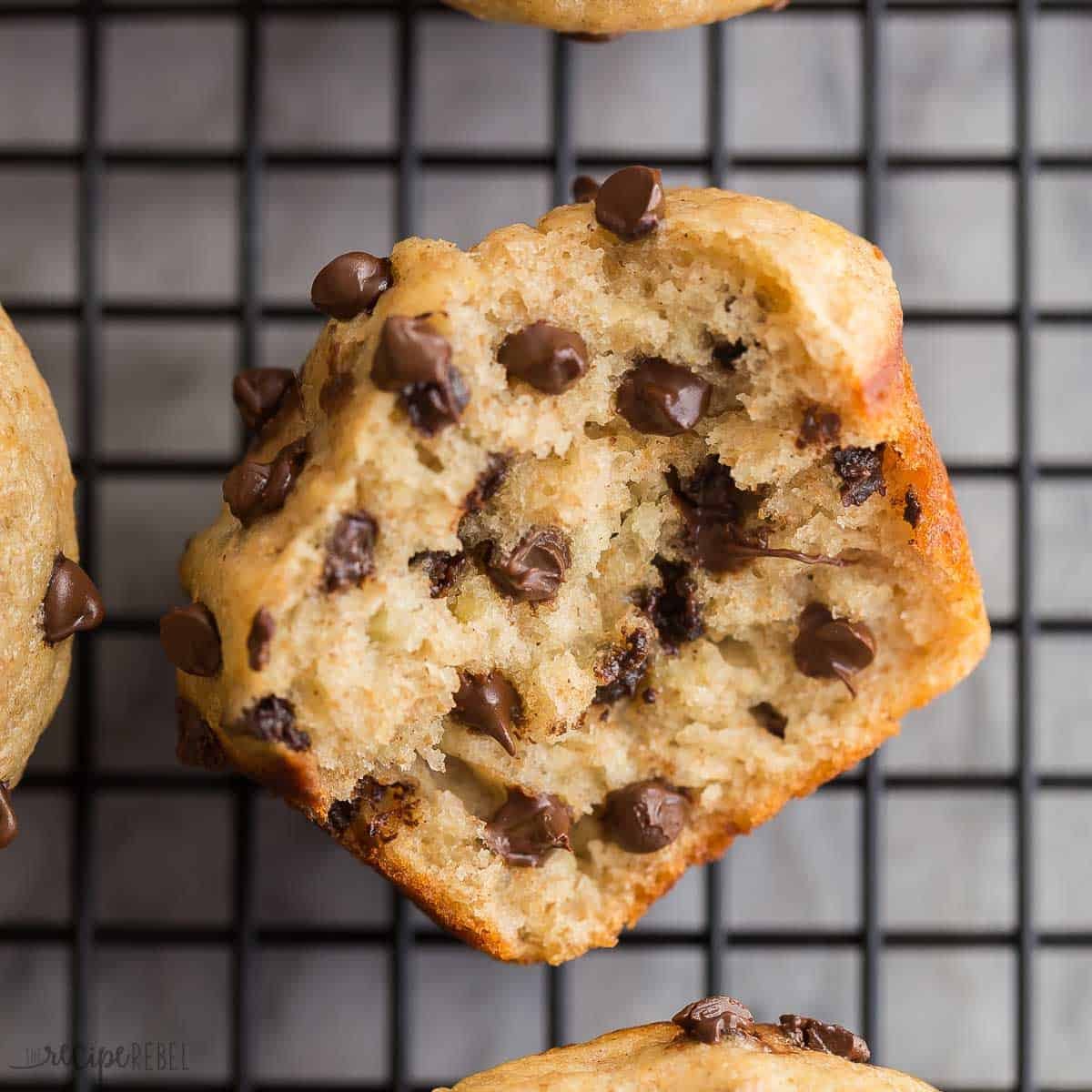 Muffin à la banane et aux pépites de chocolat sur une grille de refroidissement.