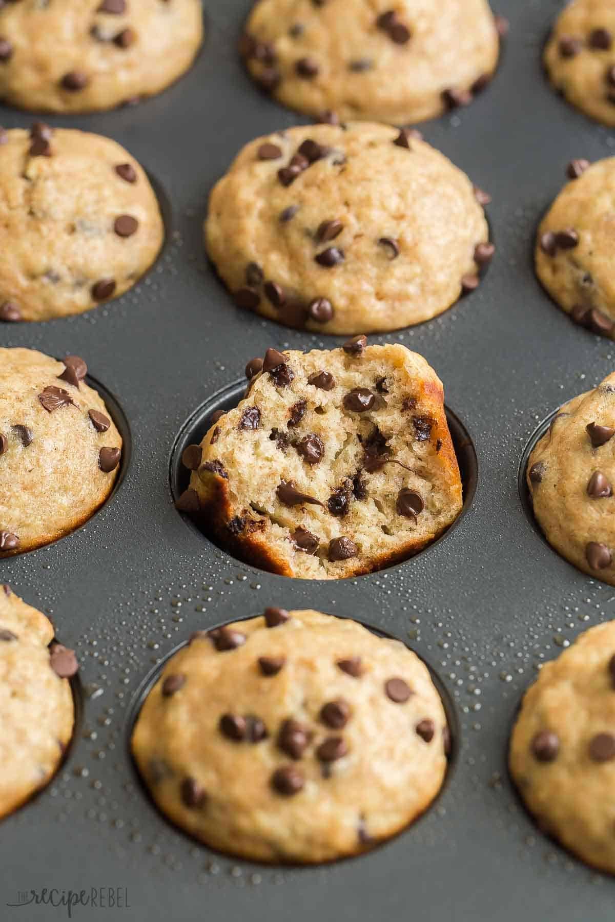 Muffins à la banane et aux pépites de chocolat dans un moule à muffins.