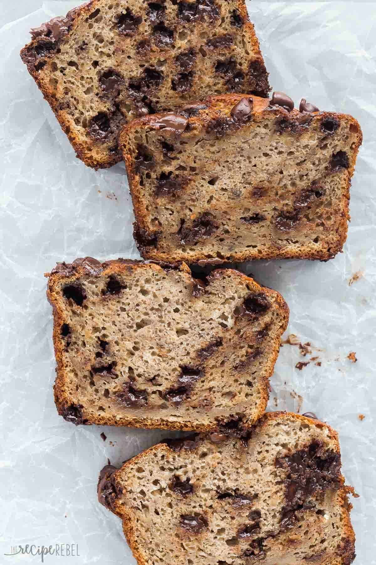 pain à la banane avec pépites de chocolat tranché sur parchemin.