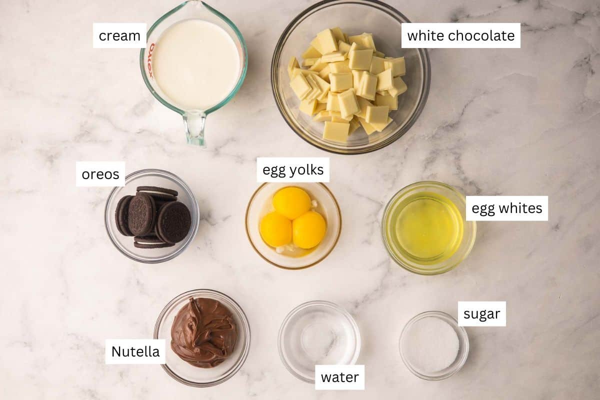 ingrédients nécessaires pour la glace cookies et crème Nutella dans des bols.