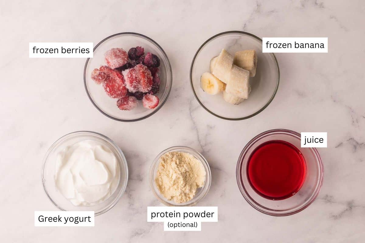 ingrédients pour un bol de smoothie sur un fond en marbre blanc.