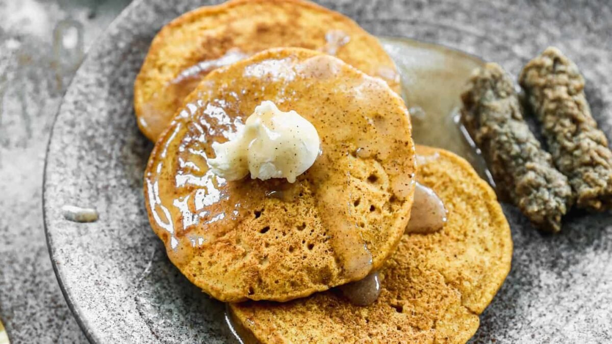 Cette recette de crêpes à la citrouille transforme des ingrédients simples en un petit déjeuner gourmet que vous voudrez déguster chaque semaine de l'automne !