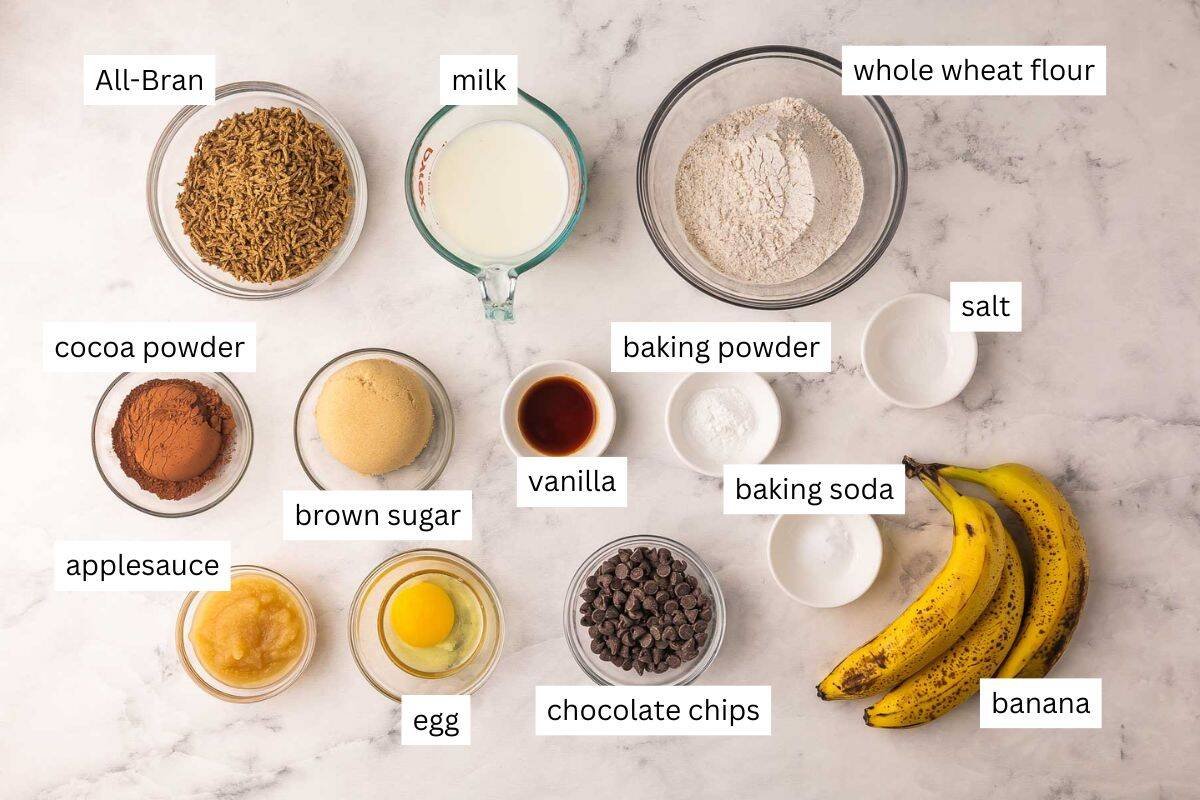 ingrédients nécessaires pour les gâteaux au chocolat et à la banane dans des bols.