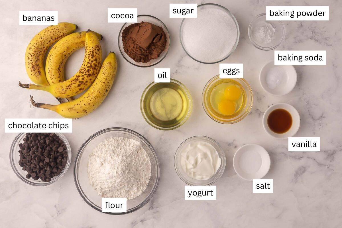 ingrédients nécessaires pour le pain à la banane chocolat dans des bols.