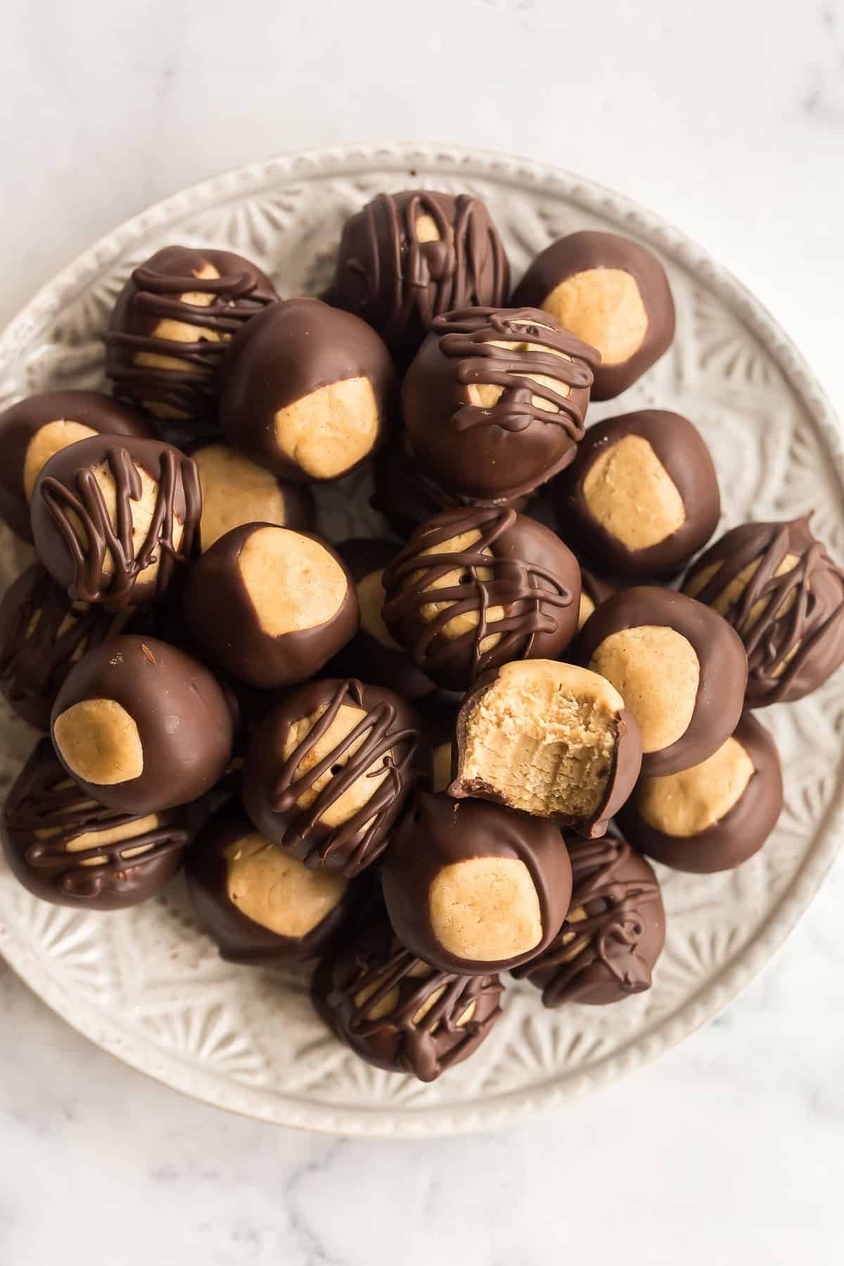 Billes de beurre de cacahuète recouvertes de chocolat avec un filet, gros plan.