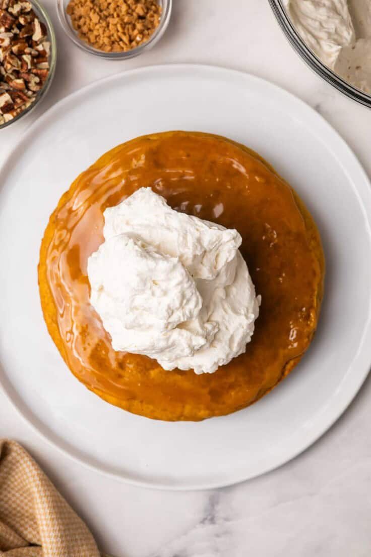 crème fouettée ajoutée sur le dessus de la couche de caramel.