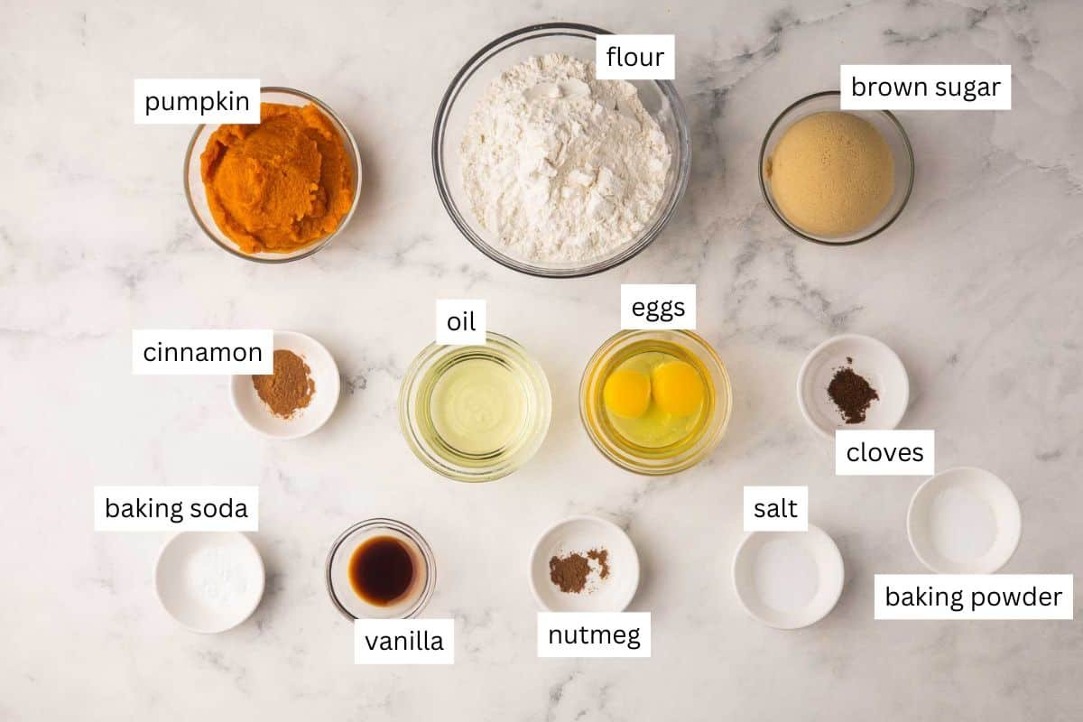ingrédients nécessaires pour le gâteau à la citrouille, caramel et noix de pécan dans des bols.