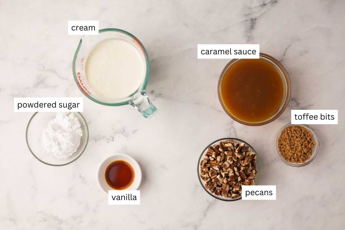 ingrédients nécessaires pour le gâteau à la citrouille, caramel et noix de pécan dans des bols.