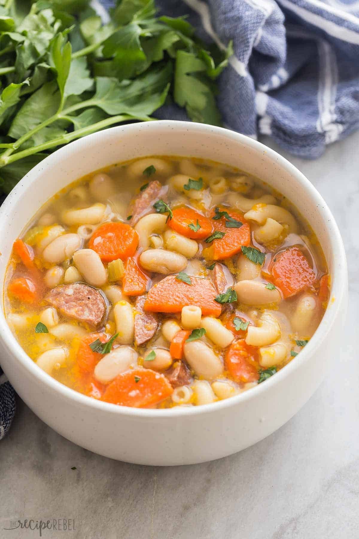 Bol de soupe minestrone à la saucisse fumée