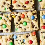 Ces barres de cookies M&M faciles à faire ne prennent que 30 minutes et sont faciles à couper pour nourrir un groupe ! Elles sont les cookies préférés de tout le monde, maintenant encore plus faciles !