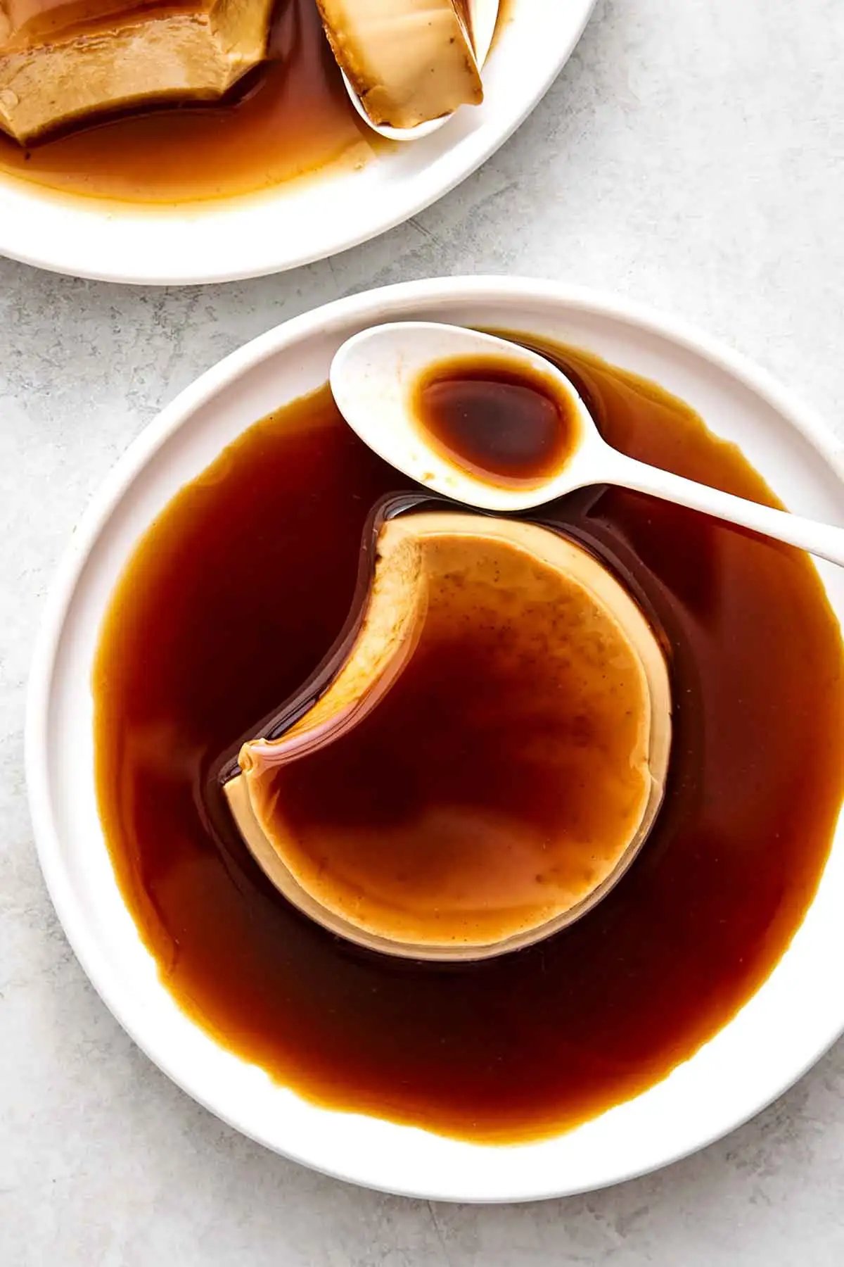Une assiette de flan espagnol classique.