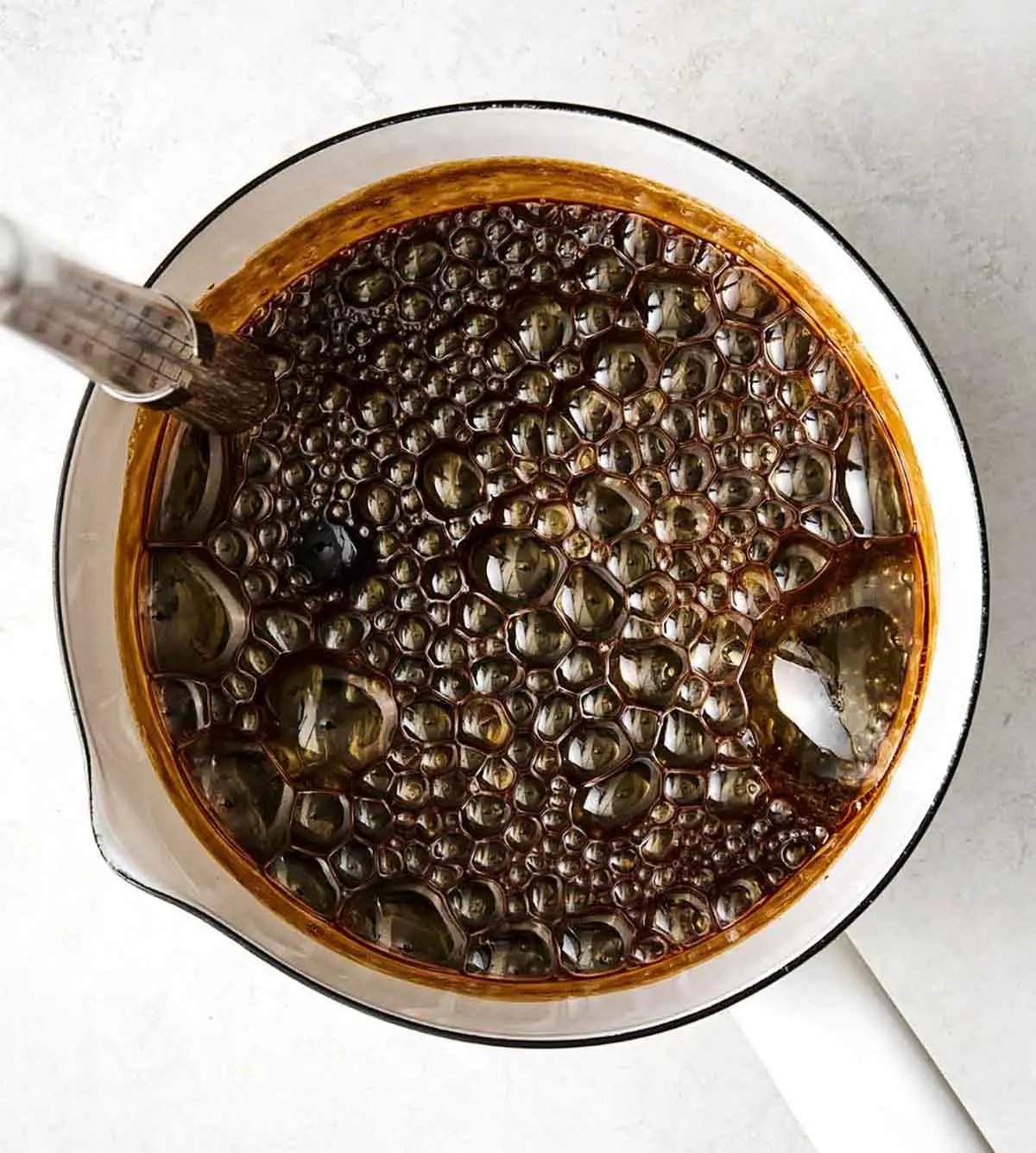 Caramélisation du sucre de coco dans une casserole.