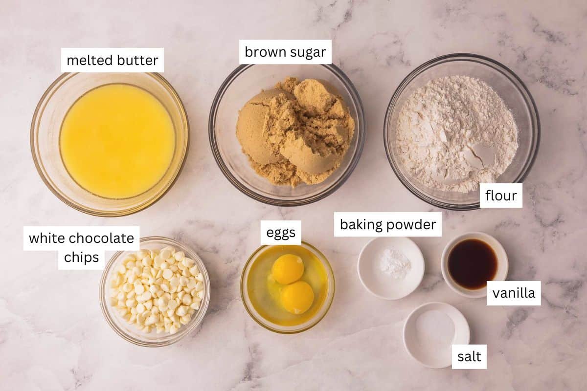 ingrédients nécessaires pour les blondies fudgy dans des bols.
