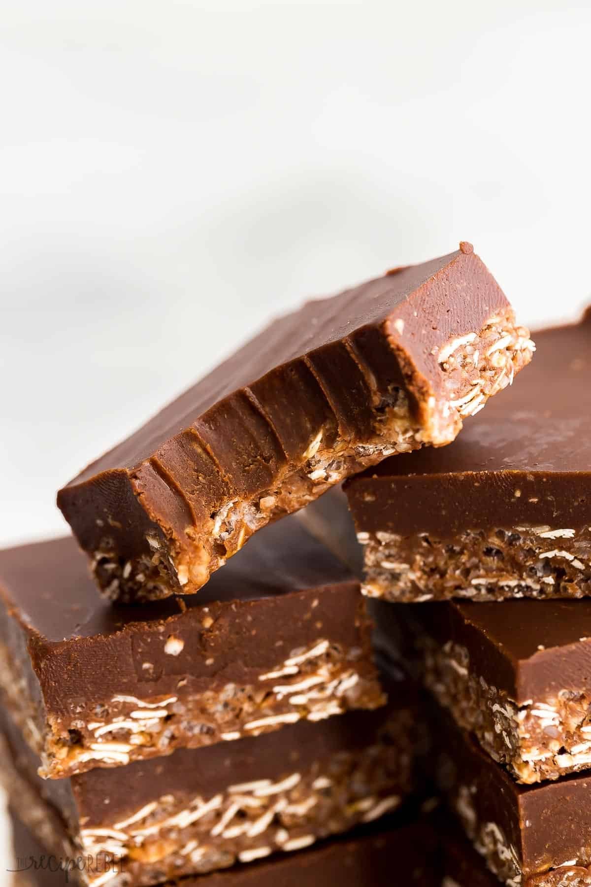 Gros plan d'une barre de chocolat croquant montrant sa couche de flocons d'avoine friable.