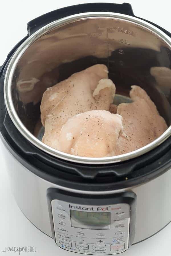 C'est la MEILLEURE façon de cuire des poitrines de poulet congelées dans l'Instant Pot ! C'est tellement facile et elles s'en sortent si bien que je ne prends presque jamais le temps de décongeler le poulet avant de le cuire. Ajoutez des assaisonnements, des sauces, un bouillon, ou juste de l'eau, du sel et du poivre, et le résultat est toujours incroyable. poitrines de poulet congelées dans l'Instant Pot prêtes à cuire