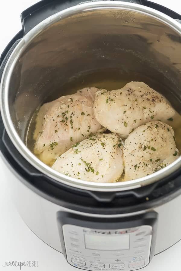 C'est la MEILLEURE façon de cuire des poitrines de poulet congelées dans l'Instant Pot ! C'est tellement facile et elles s'en sortent si bien que je ne prends presque jamais le temps de décongeler le poulet avant de le cuire. Ajoutez des assaisonnements, des sauces, un bouillon, ou juste de l'eau, du sel et du poivre, et le résultat est toujours incroyable. poitrines de poulet cuites dans l'Instant Pot avec des assaisonnements et des herbes fraîches sur le dessus