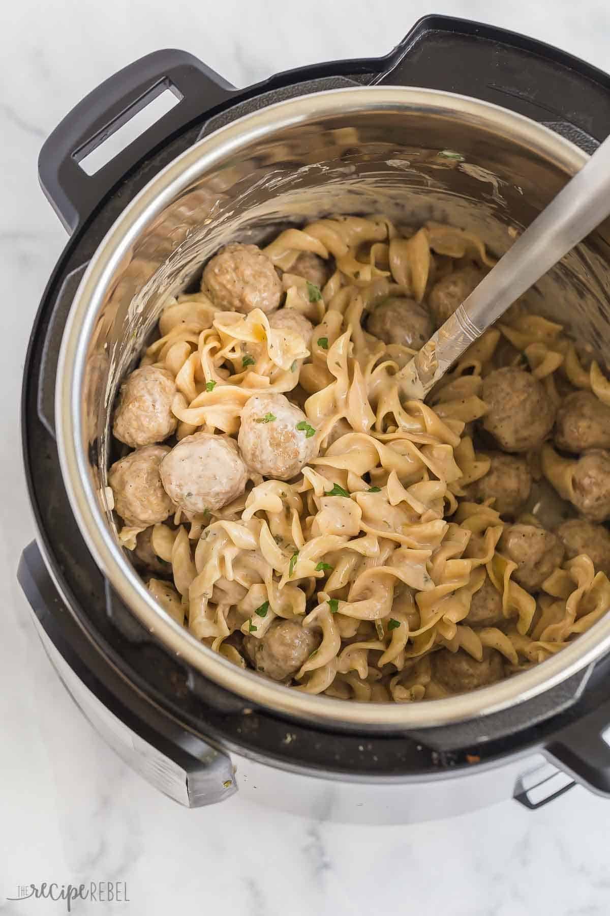 Boulettes de viande suédoises et nouilles à la cuve instantanée cuisent des boulettes de viande congelées et des nouilles aux œufs dans une sauce crémeuse au bœuf. Vue aérienne de boulettes de viande suédoises et de nouilles aux œufs dans une cuve instantanée.