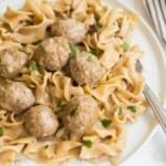 Assiette de boulettes de viande suédoises dans une sauce crémeuse sur des nouilles.