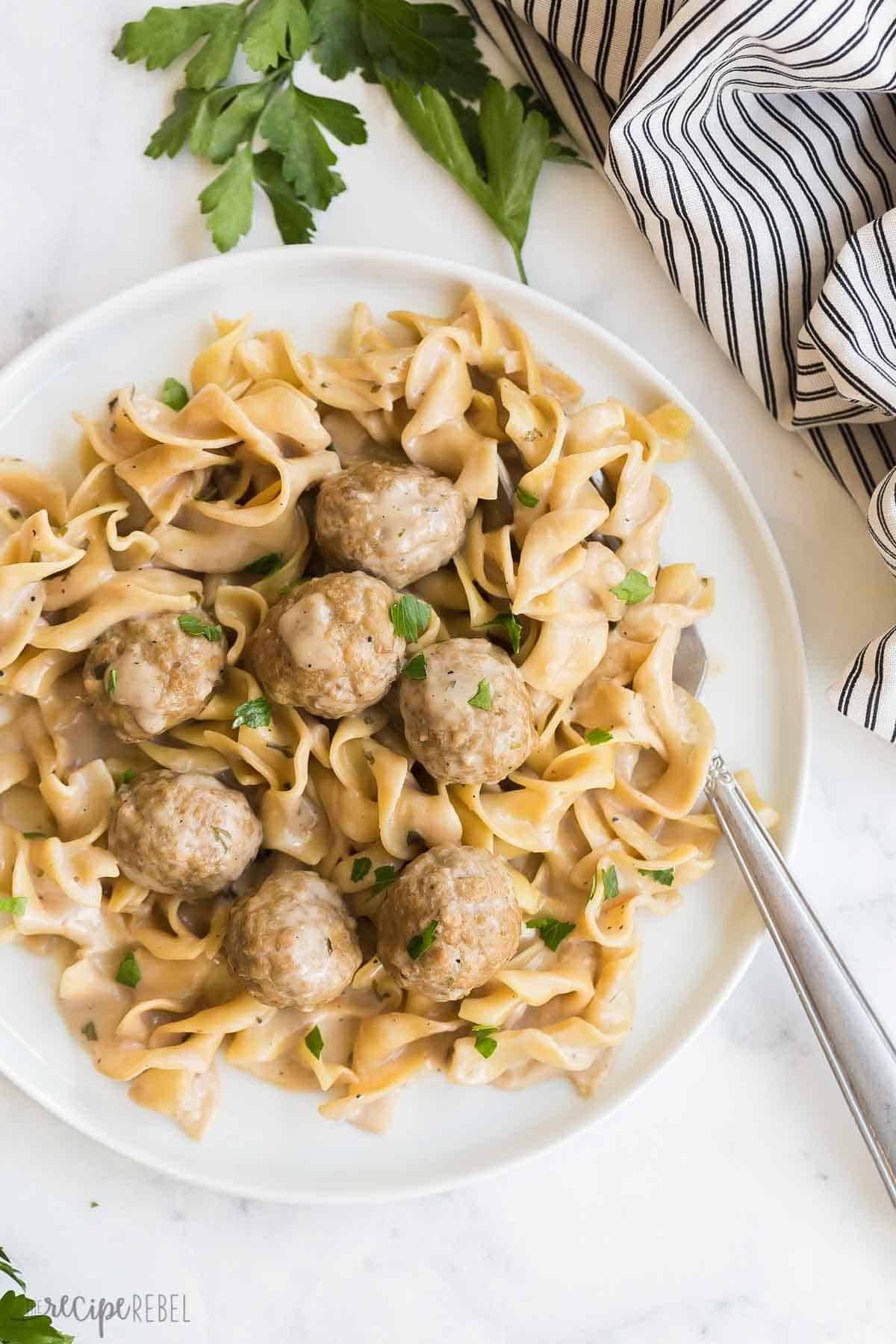Boulettes de viande suédoises et nouilles à la cuve instantanée. Boulettes de viande suédoises servies sur des nouilles aux œufs garnies de persil.