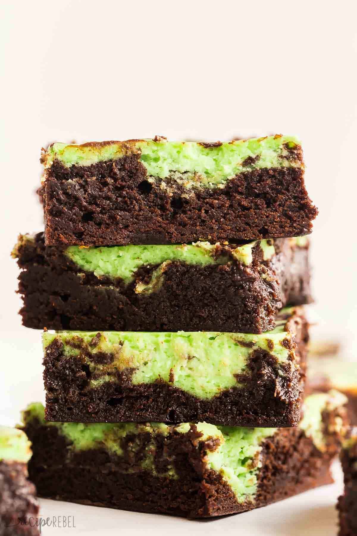empilement de brownies au fromage frais à la menthe avec tourbillon de cheesecake vert.