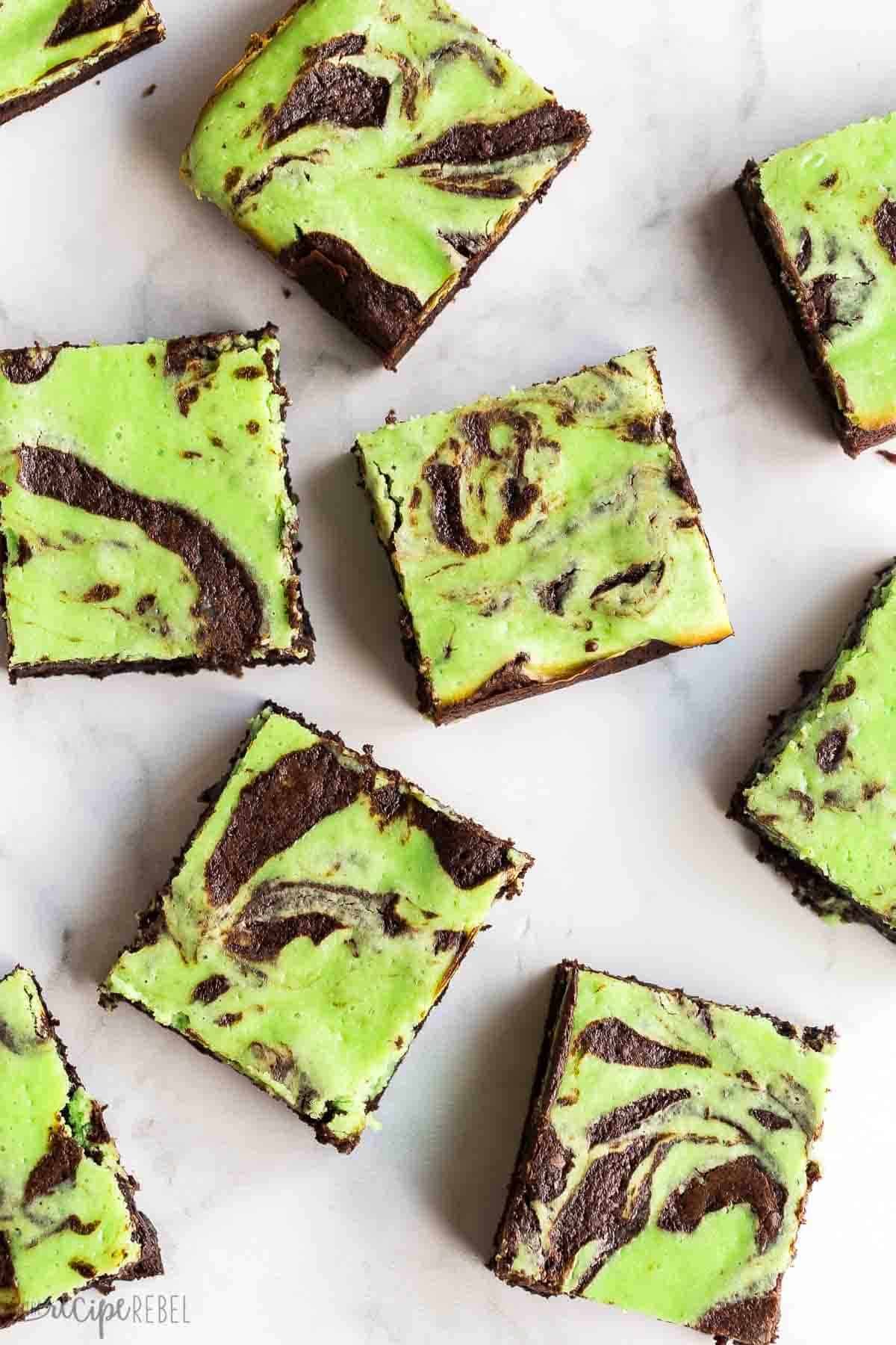 image vue du dessus de brownies au fromage frais à la menthe sur du papier sulfurisé.